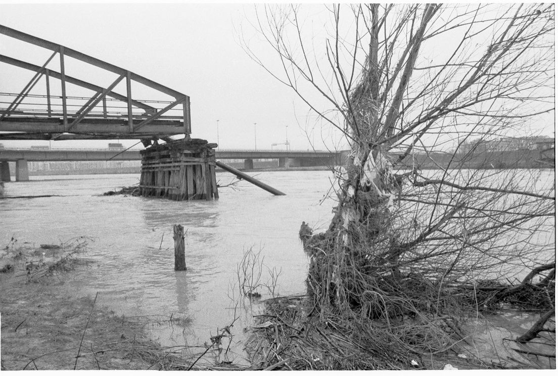 Crveni most. Ostaci nakon nakon poplave 1990. godine 1